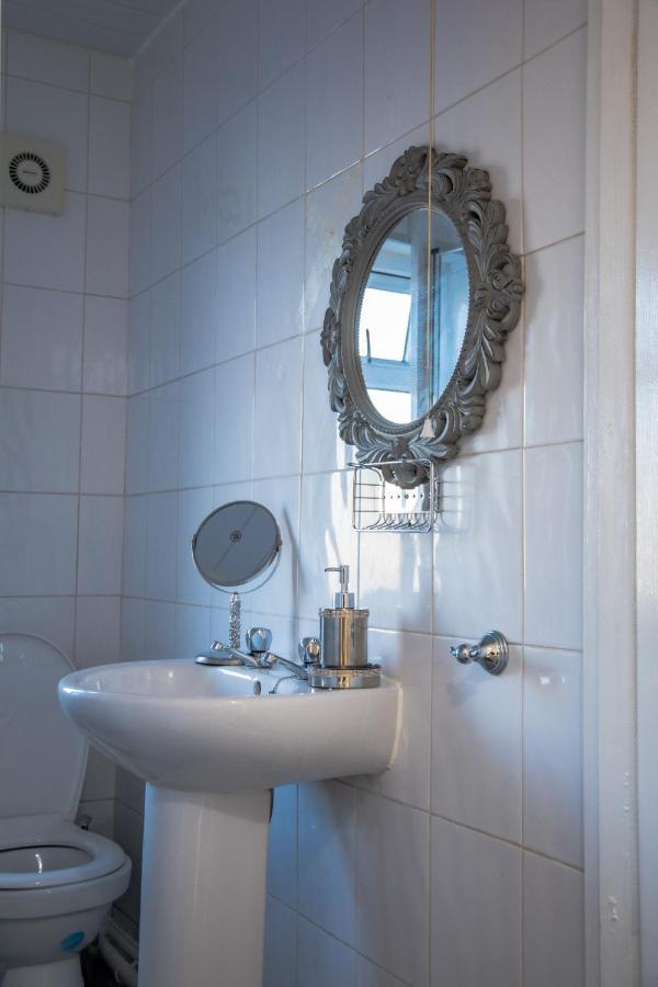 Bv Classic 2 Bedroom At Leeds Road Perfect For Contractors *